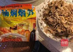 Oil-braised smoked bamboo shoots shredded smoked bamboo shoots Illustration of how to make fried meat with dried bamboo shoots 1