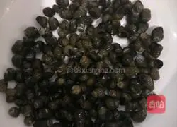 Illustration of how to make kale snails 2