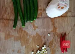 Illustration of how to make spicy potato and lotus root dices 1