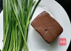 Illustration of how to make stir-fried duck blood with leeks 1