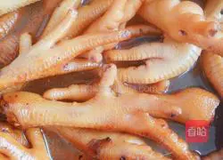 Illustration of how to make spicy chicken feet 8