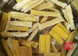 Illustration of how to cook gluten with yuba and fungus 2