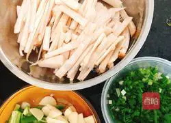 Green pepper and king oyster mushroom Illustration of how to do it 1