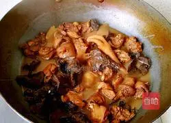 Illustration of how to make pine mushroom stewed chicken 9