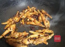 Spicy Illustration of how to make chicken feet 11