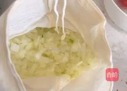 Illustration of how to make tofu and onion meatballs 3