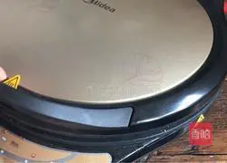 Illustration of how to bake wings in a pancake pan 13