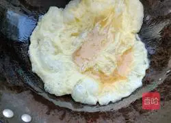 Illustration of how to make cucumber scrambled eggs 3