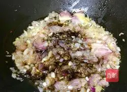 Illustration of how to make the chicken with scallion oil drenched in Xiangqi next door 5