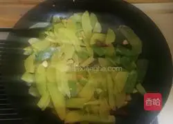 Illustration of how to stir-fry shredded pork with lettuce and green pepper 8