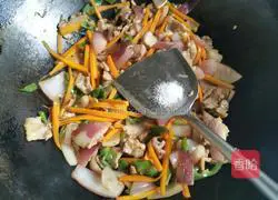 Illustration of how to make fried meat with onions and carrots 6