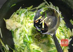 Illustration of how to make fried eggs with garlic sprouts 6