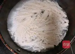 Illustration of how to make fat beef in sour soup 1