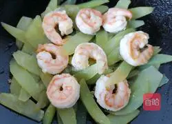 Illustration of how to stir-fry lettuce and shrimp 11