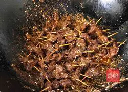 An illustration of how to make beef with toothpicks 9