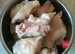 Illustration of how to make soy sauce pig trotters 1