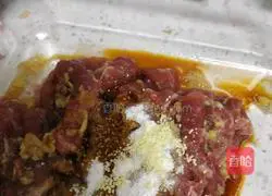  Illustration of how to make beef stir-fried with green onions.10