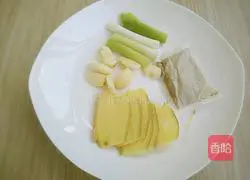 Illustration of how to make pork trotters with chopped pepper 2