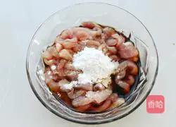 Illustration of how to stir-fry shredded pork with celery 3