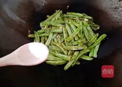 Illustration of how to make stir-fried green beans with garlic 11