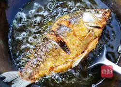 Illustration of braised crucian carp with green onions 5