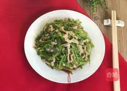 Illustration of how to stir-fry spinach stalks with meat 12