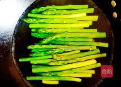 Illustration of how to make bacon and asparagus 4