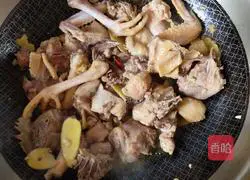 Illustration of how to make potato roasted chicken 3