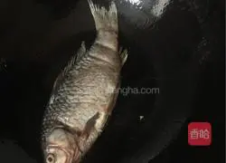 Illustration of how to make crucian carp stewed with tofu and vermicelli 2