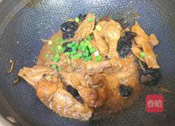 Illustration of how to make braised chicken wings with fungus 13