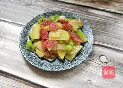 Illustration of how to make fried sausage with potato slices 18