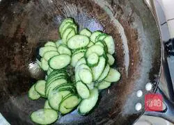 Illustration of how to make cucumber scrambled eggs 5