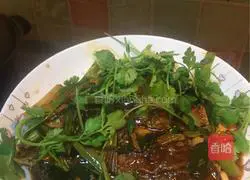 Illustration of Laoganma's recipe for stuffed tilapia with garlic sprouts, parsley and celery 12