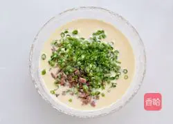 Illustration of how to make scallion bacon egg pancake 5