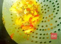 Illustration of how to make spicy and sour pickled skin 9