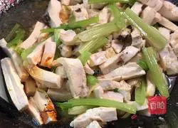 Illustration of how to stir-fry shredded pork with dried celery and fragrant 13