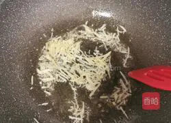 Illustration of how to make shredded pork with Beijing sauce 7