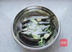 Illustration of how to make fried green lingzi fish 5