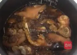 Illustration of how to cook braised pig trotters in the rice cooker 5