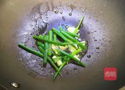 Illustration of how to make braised chicken skin with pickled cabbage 2
