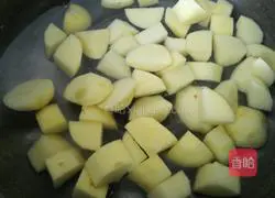 Illustration of how to make braised potatoes and chicken wings 4