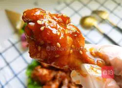 Illustration of how to suck the roots of chicken wings 2