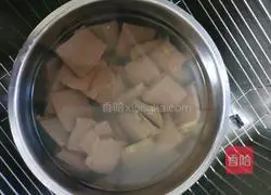 Illustration of home-style fried duck blood 2