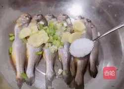 Illustration of how to make pan-fried small yellow croaker 4
