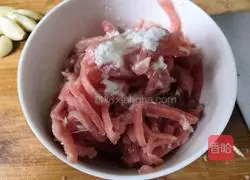 Illustration of how to make fish-flavored shredded pork 2