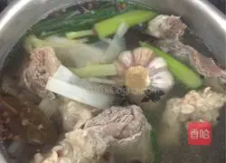 Illustration of how to make fragrant beef brisket in clear soup 6