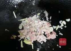 Illustration of how to cook gluten with yuba and fungus 5