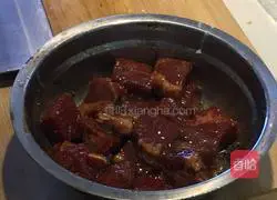 Stir-fried beef cubes with mushroom sauce Practice illustration 2