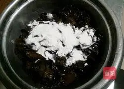 Illustration of how to make tomatoes, scrambled eggs and black fungus 3