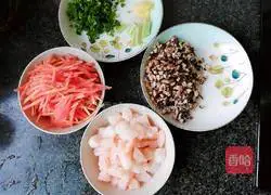 Illustration of how to make mushroom and shrimp soup 2